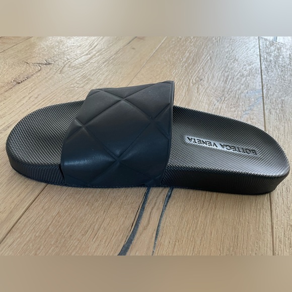 Bottega Vaneta black quilted pool slides - Picture 4 of 9